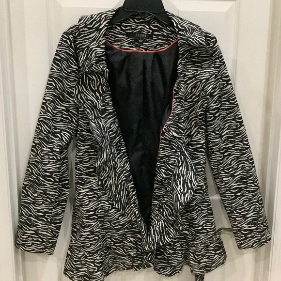 Sandro Studio  zebra print Jacket, ruffled collar and matching belt. Size L, - Picture 3 of 6